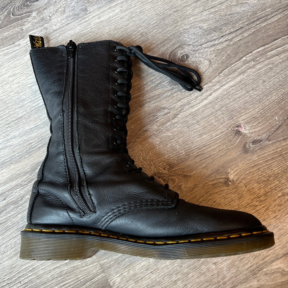 *1 SHOE ONLY* Dr Martens 1914 Black Pebbled Leather 14 Eye Lace + Zip Boot Wm 9